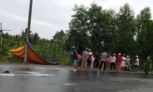  5. Phát hiện thi thể nam thanh niên cháy đen nằm ven đường: Khoảng 7h30 ngày 8/11, một số người dân đi xe tới khúc cua cầu Bo Bo, ở ấp 11, thị trấn Thủ Thừa, huyện Thủ Thừa (tỉnh Long An) thì thấy có khói đen bốc lên ở cạnh cột điện ven đường. Danh tính của nạn nhân: Nguyễn Minh T. (SN 2002, trú tại ấp 5, xã Tân Thành, giáp với thị trấn Thủ Thừa).