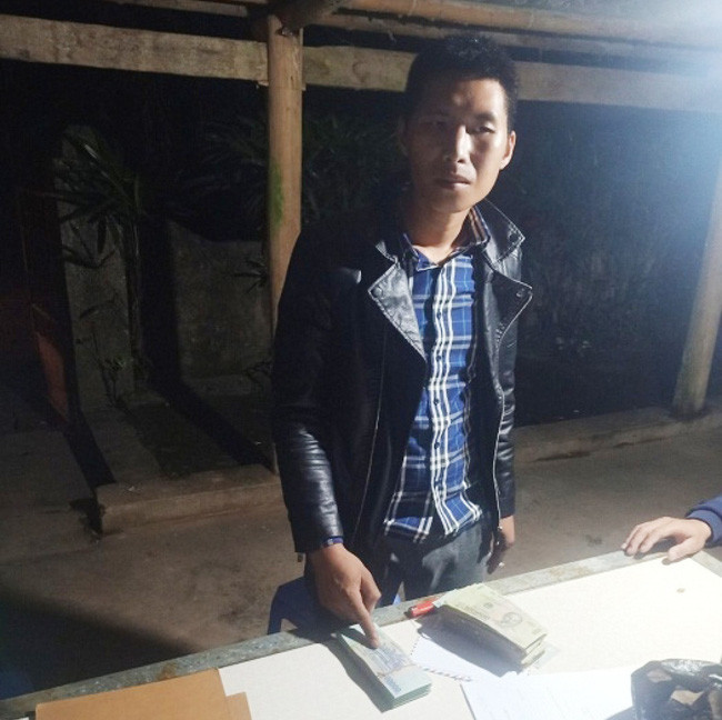  4. Phá két sắt người cùng xã lấy trộm hơn 90 triệu đồng: Ngày 8/11, Công an huyện Pác Nặm, tỉnh Bắc Kạn cho biết, đơn vị vừa khám phá vụ kẻ gian phá két sắt, trộm tiền xảy ra tại nhà anh Lý Văn Đồng, SN 1994, ở thôn Pác Liển, xã Nghiên Loan, huyện Pác Nặm, bắt đối tượng cùng toàn bộ tang vật. Theo đó, đối tượng Lý La Bộ, SN 1993, trú tại thôn Bản Đính, xã Nghiên Loan, huyện Pác Nặm là người đã thực hiện vụ trộm này, thu giữ 90 triệu đồng mà Bộ đã lấy trộm trong két sắt.