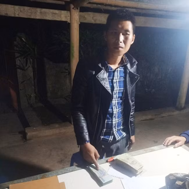  4. Phá két sắt người cùng xã lấy trộm hơn 90 triệu đồng: Ngày 8/11, Công an huyện Pác Nặm, tỉnh Bắc Kạn cho biết, đơn vị vừa khám phá vụ kẻ gian phá két sắt, trộm tiền xảy ra tại nhà anh Lý Văn Đồng, SN 1994, ở thôn Pác Liển, xã Nghiên Loan, huyện Pác Nặm, bắt đối tượng cùng toàn bộ tang vật. Theo đó, đối tượng Lý La Bộ, SN 1993, trú tại thôn Bản Đính, xã Nghiên Loan, huyện Pác Nặm là người đã thực hiện vụ trộm này, thu giữ 90 triệu đồng mà Bộ đã lấy trộm trong két sắt.