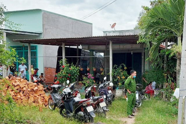  1. Phát hiện thi thể cụ bà 79 tuổi trong bao tải: Ngày 6/11, Công an huyện Đức Hòa, tỉnh Long An đã khám nghiệm hiện trường, pháp y tử thi để làm rõ nguyên nhân cụ Nguyễn Thị Khuôn (79 tuổi, ở xã An Nhơn Tây) tử vong trong nhà vệ sinh nhà hàng xóm. Một cán bộ công an cho biết thi thể nạn nhân đang phân hủy, được bỏ trong bao tải. Khi được phát hiện, cụ bà không còn tài sản trên người.Theo vị cán bộ này, căn nhà phát hiện thi thể cụ Khuôn là của người phụ nữ tên Điệp (50 tuổi). Bà Điệp nợ tiền của cụ Khuôn và đang vắng mặt tại địa phương. 