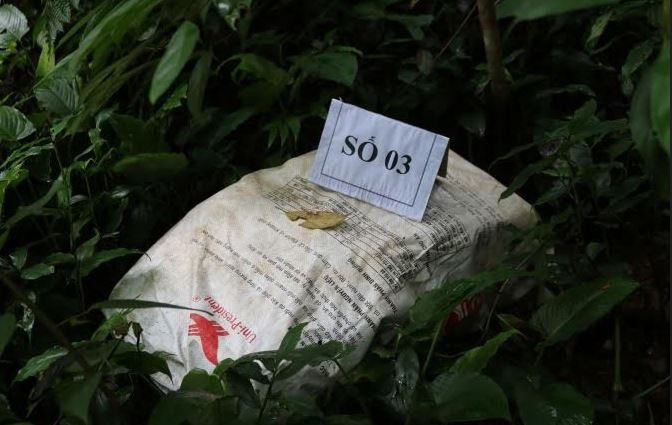  2. Bỏ lại 4 bao tải chứa ma túy rồi bỏ trốn: Ngày 6/11, đồn Biên phòng cửa khẩu Thanh thủy (BĐBP Nghệ An) phối hợp của Chi cục Hải quan cửa khẩu Thanh Thủy tổ chức tuần tra đoạn biên giới gần mốc 462 để ngăn chặn, bắt giữ đối tượng nhập cảnh trái phép từ bên kia biên giới vào Việt Nam. Phát hiện lực lượng tuần tra, một nhóm đối tượng liền bỏ chạy, tiến hành kiểm tra khu vực nhóm đối tượng bỏ chạy, lực lượng chức năng phát hiện 4 bao tải qua kiểm tra bên trong có khoảng 100 kg ma túy dạng đá. 