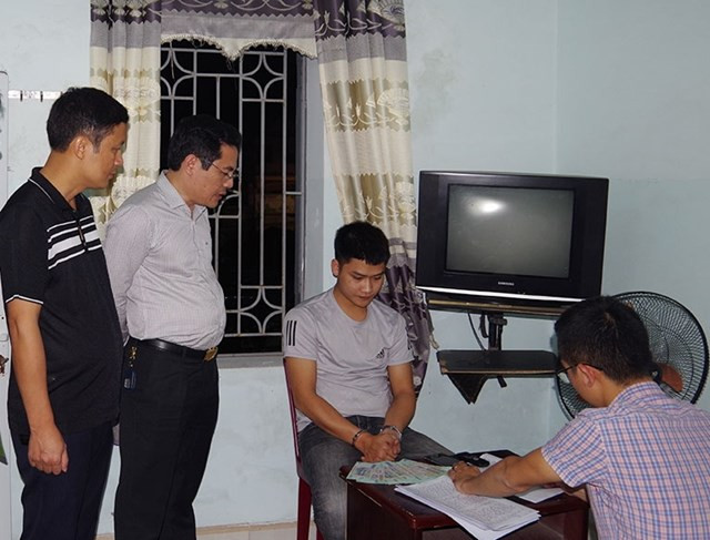 Vao nha nghi voi trai la, co gai bi nam thanh nien 