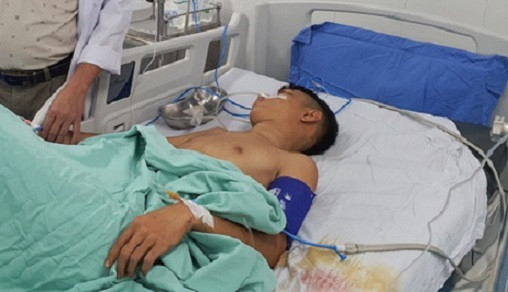  4. Hỗn chiến trong quán nhậu, thanh niên bị bắn 13 phát đạn hoa: Ngày 5/11, Công an tỉnh Quảng Nam đang điều tra vụ xô xát xảy ra giữa 2 nhóm thanh niên khiến một nam thanh niên 18 tuổi bị bắn đạn hoa cải suýt chết. Trước đó, khoảng 0h ngày 4/11, hai nhóm nhậu tại quán Rồng Vàng (thị trấn Nam Phước) đã xảy ra mâu thuẫn. Sau khi lời qua tiếng lại, hai nhóm lau vào hỗn chiến. Trong lúc xảy ra xô xát, Nguyễn Thế Tuấn (18 tuổi; ngụ thị trấn Nam Phước, huyện Duy Xuyên) bị bắn nhiều phát vào người.