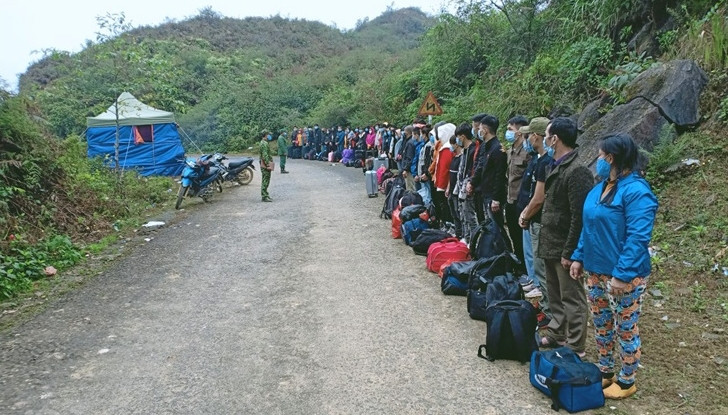  3. Tạm giữ 60 công dân nhập cảnh trái phép từ Trung Quốc về Việt Nam: Ngày 5/11, Đồn Biên phòng Xín Cái, BĐBP Hà Giang cho biết, đơn vị vừa phát hiện, ngăn chặn kịp thời 60 công dân Việt Nam nhập cảnh trái phép qua khu vực mốc 457, thuộc địa phận thôn Mỏ Phàng, xã Thượng Phùng, huyện Mèo Vạc. Số người này có hộ khẩu thường trú ở nhiều tỉnh khác nhau, đều lao động, cư trú trái phép tại Trung Quốc từ năm 2019 và đầu năm 2020. 