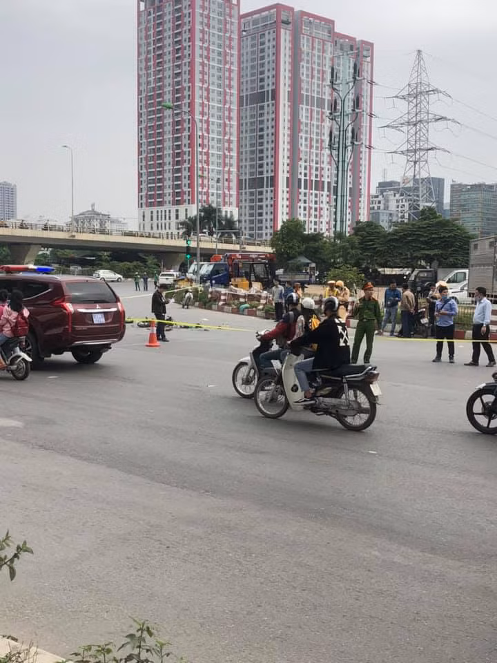 Hiện vụ xe tải tông người phụ nữ đi xe đạp điện đang được cơ quan chức năng điều tra, làm rõ.