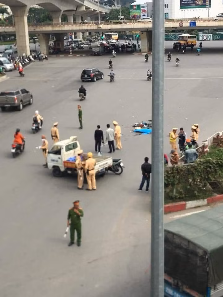 Xe tai tong chet phu nu 60 tuoi di xe dap dien roi tron-Hinh-2