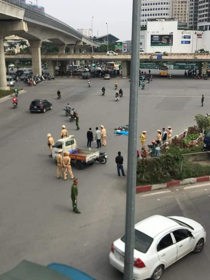 Khi đến đoạn đường thuộc địa bàn phường Mai Dịch thì xe tải này tông vào người phụ nữ đi xe đạp điện, khiến người phụ nữ ngã văng ra đường, tử vong tại chỗ.