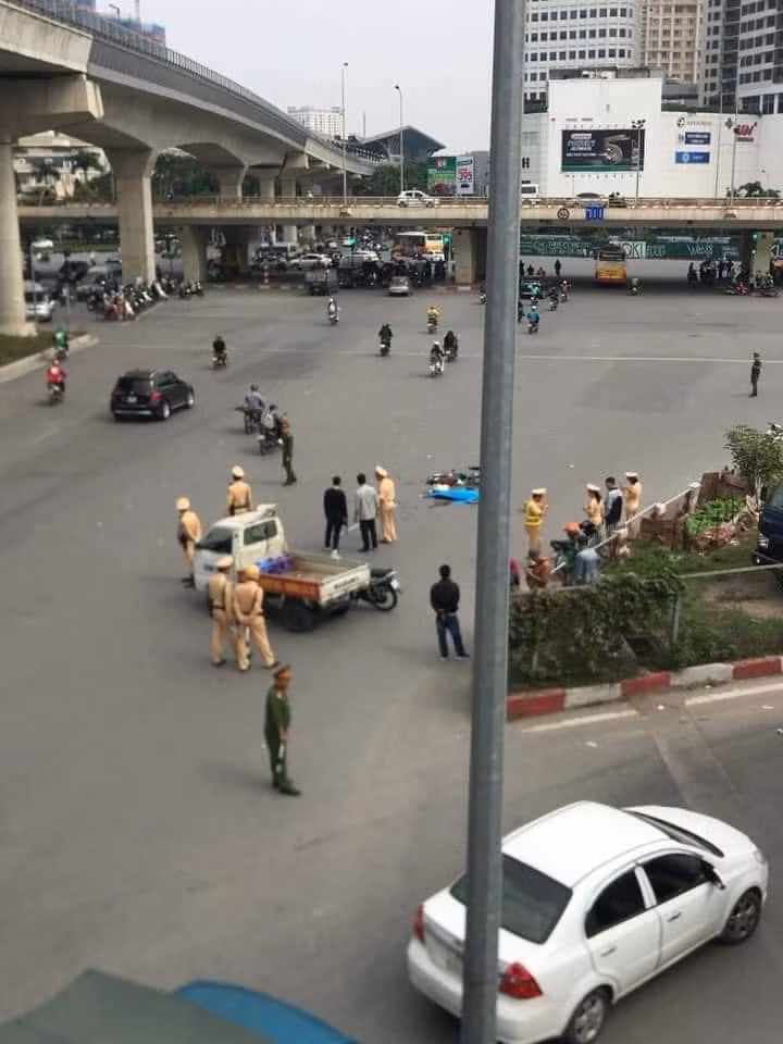 Khi đến đoạn đường thuộc địa bàn phường Mai Dịch thì xe tải này tông vào người phụ nữ đi xe đạp điện, khiến người phụ nữ ngã văng ra đường, tử vong tại chỗ.