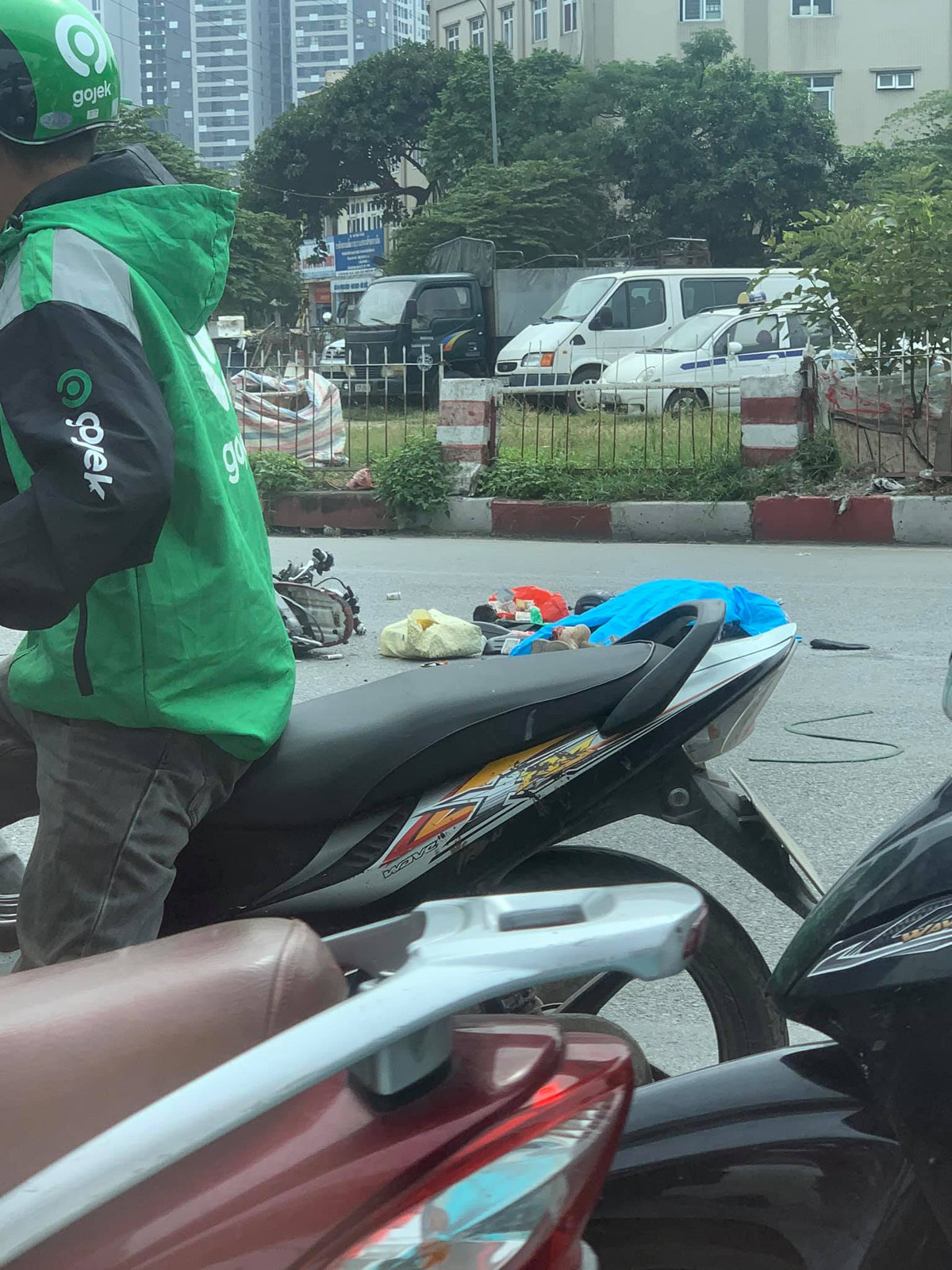 Chỉ huy Đội CSGT số 6 thông tin thêm, ngay sau khi xảy ra vụ TNGT thương tâm này, tổ công tác của đơn vị đã có mặt bảo vệ hiện trường, phân luồng giao thông hướng đường Hồ Tùng Mậu đi Cầu Giấy, Phạm Hùng, đồng thời phối hợp với lực lượng chức năng quận Cầu Giấy truy tìm ô tô tải gây tai nạn bỏ chạy. 