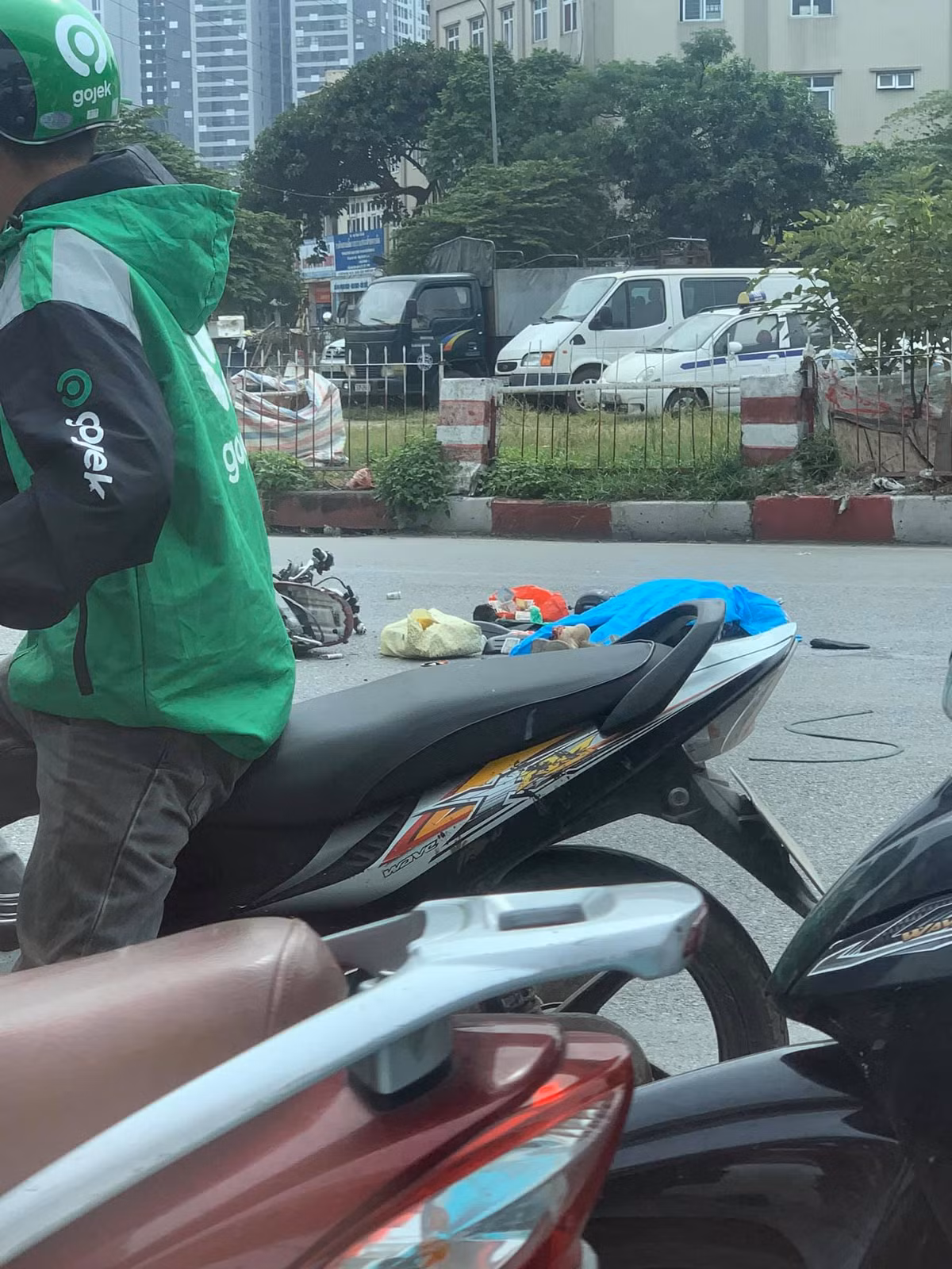 Chỉ huy Đội CSGT số 6 thông tin thêm, ngay sau khi xảy ra vụ TNGT thương tâm này, tổ công tác của đơn vị đã có mặt bảo vệ hiện trường, phân luồng giao thông hướng đường Hồ Tùng Mậu đi Cầu Giấy, Phạm Hùng, đồng thời phối hợp với lực lượng chức năng quận Cầu Giấy truy tìm ô tô tải gây tai nạn bỏ chạy. 