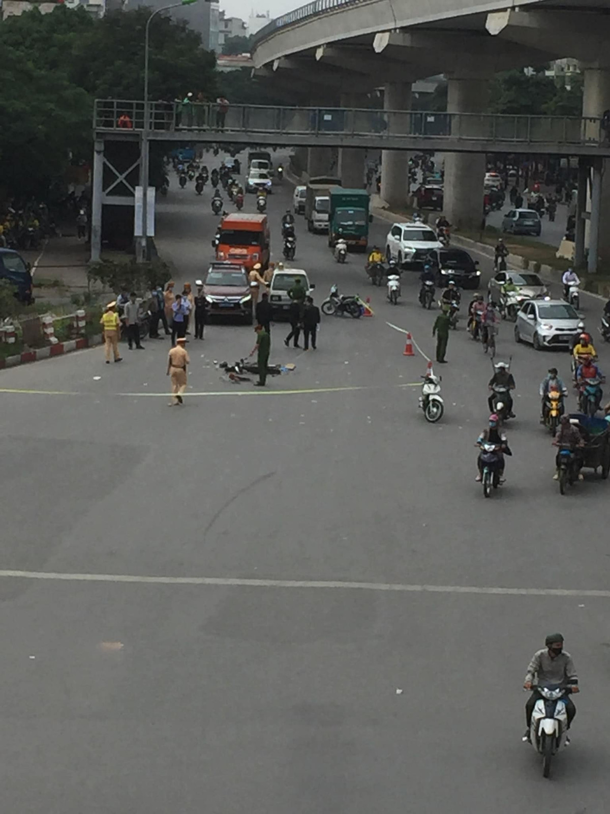 Vào thời điểm trên, một ô tô tải chưa xác định được biển số, người điều khiển lưu thông trên đường Hồ Tùng Mậu hướng vào về quận Cầu Giấy.