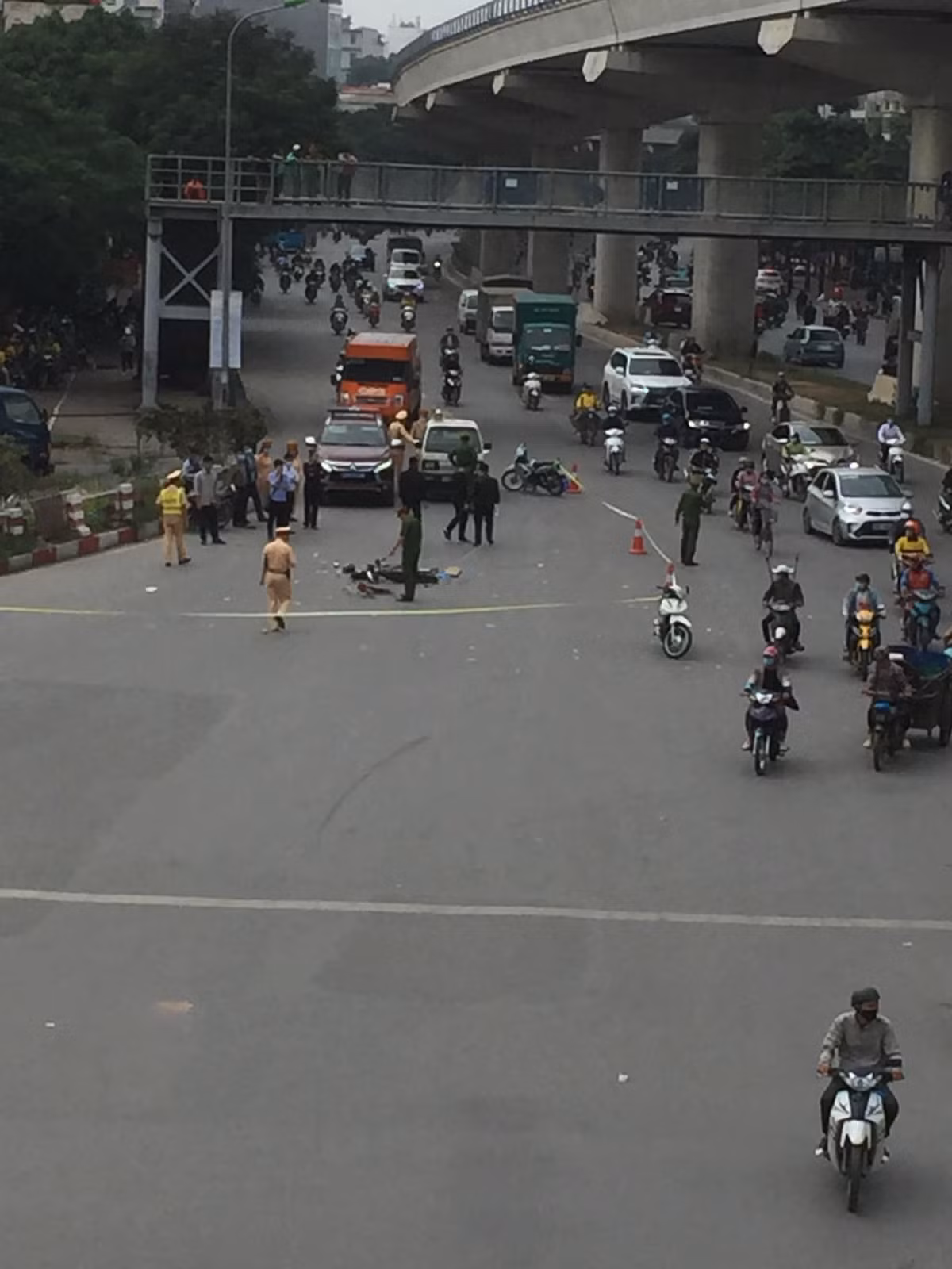 Vào thời điểm trên, một ô tô tải chưa xác định được biển số, người điều khiển lưu thông trên đường Hồ Tùng Mậu hướng vào về quận Cầu Giấy.