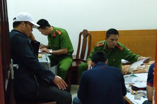 Tiếp nhận thông tin trên, Công an TP Bảo Lộc đã tiến hành kiểm tra hành chính khách sạn nhóm người này thuê ở. Các đối tượng gồm Nguyễn Văn Hòa (SN 1960, thường trú TP Hải Phòng), Nguyễn Xuân Dũng (SN 1976, quê tỉnh Quảng Bình) và Nguyễn Cao Khái (SN 1958, quê Thái Bình). Nguyễn Văn Hòa khai nhận đã làm giả thẻ ngành Công an, giấy tờ ra vào cổng Bộ Công an và nhiều biển số xe ôtô xanh 80B. Thời gian qua, Hòa cùng Dũng và Khái vào các tỉnh phía Nam giả danh người của Bộ Công an để thực hiện hành vi lừa đảo, chiếm đoạt tài sản. 