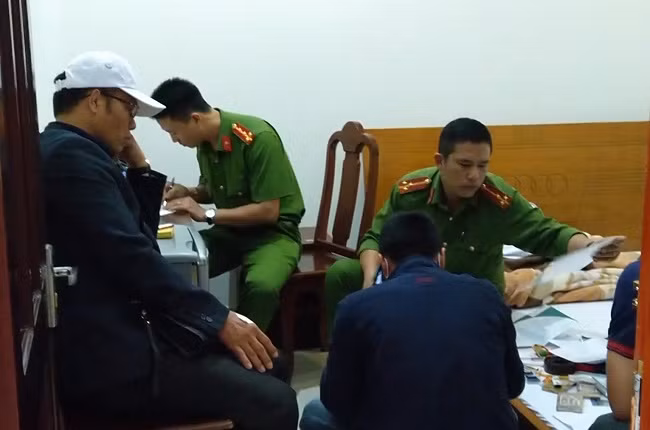 Tiếp nhận thông tin trên, Công an TP Bảo Lộc đã tiến hành kiểm tra hành chính khách sạn nhóm người này thuê ở. Các đối tượng gồm Nguyễn Văn Hòa (SN 1960, thường trú TP Hải Phòng), Nguyễn Xuân Dũng (SN 1976, quê tỉnh Quảng Bình) và Nguyễn Cao Khái (SN 1958, quê Thái Bình). Nguyễn Văn Hòa khai nhận đã làm giả thẻ ngành Công an, giấy tờ ra vào cổng Bộ Công an và nhiều biển số xe ôtô xanh 80B. Thời gian qua, Hòa cùng Dũng và Khái vào các tỉnh phía Nam giả danh người của Bộ Công an để thực hiện hành vi lừa đảo, chiếm đoạt tài sản. 