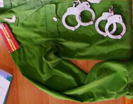 Theo đó, anh T. cho biết, có một số nhân viên cũ khi bị cho nghỉ việc song họ vẫn bán các sản phẩm mang thương hiệu của công ty. Do sợ ảnh hưởng đến uy tím và doanh thu của công ty, anh T. nhờ Nam xác minh, xử lý theo pháp luật. Sau đó, Nam yêu cầu anh T. chuyển khoản nhiều lần qua tài khoản ngân hàng mang tên Khổng Văn Đạo với nội dung “anh Nam C37 Phòng hình sự tổng hợp” với tổng số tiền là 22,5 triệu đồng để Nam giải quyết công việc. Sau khi không liên lạc được với Nam và tự tìm hiểu, anh T. biết mình đã bị lừa đảo... nên tới trụ sở trình báo. 