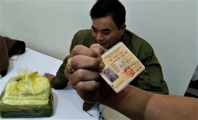  Giả Thiếu tướng Công an để lừa đảo: Ngày 19/10, Công an TP Bảo Lộc (Lâm Đồng) đã khởi tố vụ án, khởi tố bị can và bắt tạm giam 4 tháng Nguyễn Văn Hòa (SN 1960, ngụ tại TP Hải Phòng) để điều tra về hành vi “Lừa đảo chiếm đoạt tài sản”. Biết được thông tin ông Nguyễn Viết Liêm (ngụ tại TP Bảo Lộc) đang có nhu cầu làm Giấy chứng nhận quyền sử dụng đất, Nguyễn Văn Hòa đã gọi điện thoại cho ông Liêm, nhận là anh em họ hàng bị thất lạc. Đối tượng này nói sẽ đến Lâm Đồng công tác và hẹn gặp ông Liêm để giúp làm Giấy chứng nhận quyền sử dụng đất. Giá đối tượng này đưa ra là 1 tỷ đồng.