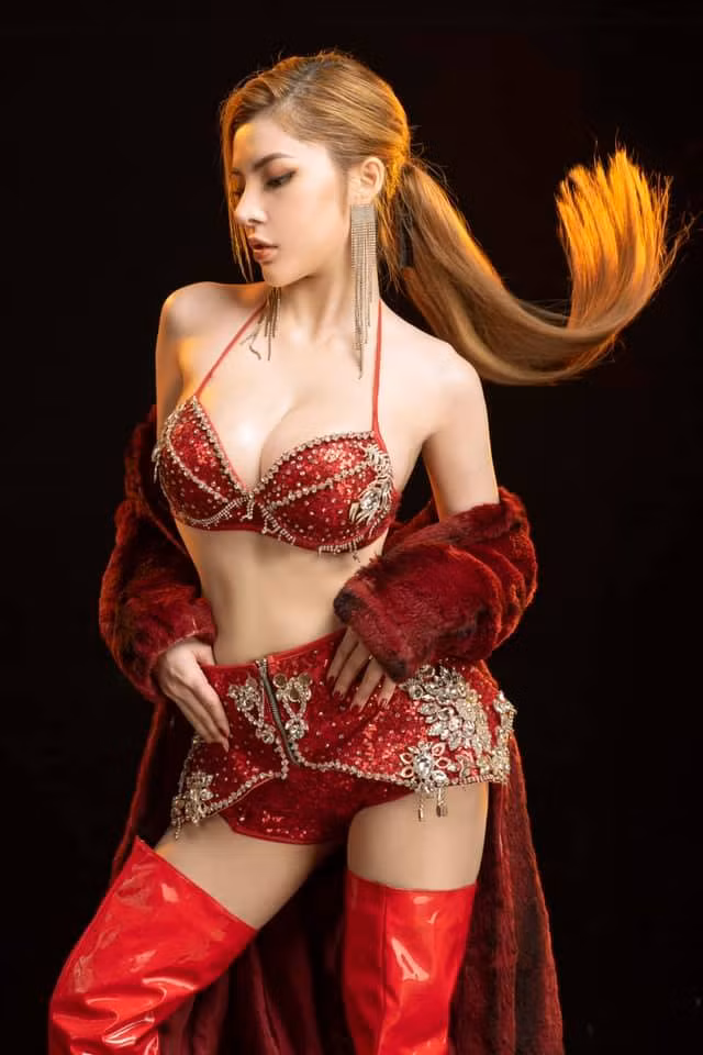 Nhờ ngoại hình nóng bỏng, cô không ngại diện những trang phục sexy, khoe khéo cơ thể đầy đặn, bốc lửa.