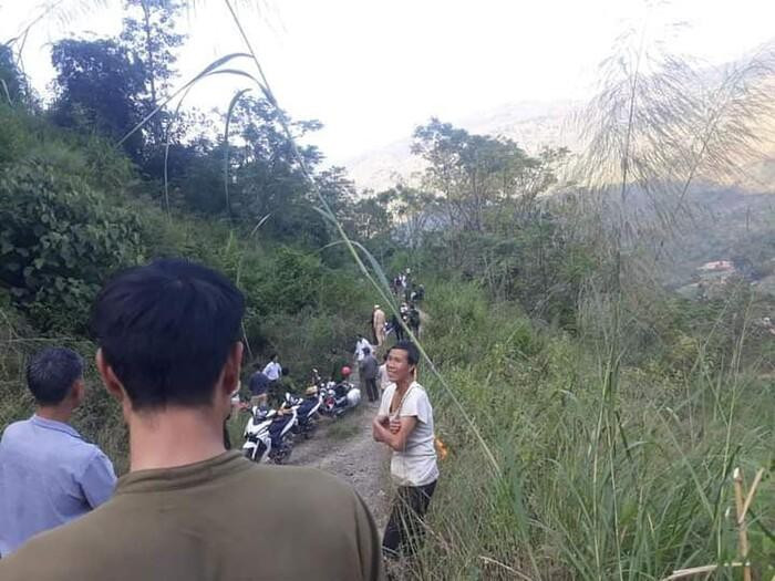 Lúc này xe ô tô mang BKS 23A - 071.95 do anh Sùng Mí Quả (SN 1985, trú tại xã Lùng Tám, huyện Quản Bạ, tỉnh Hà Giang) điều khiển đã lao xuống vực sâu khoảng 100 mét, ngồi trong xe có 6 hành khách, 1 lái xe.