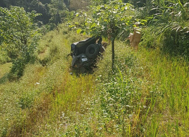 4 người khác bị thương gồm: ông Trần Nhân Triết (SN 1958, chồng bà Tuyết); Trần Công Thịnh (SN 1994, con trai bà Tuyết); Nguyễn Đăng Duy (SN 1998, con trai bà Tuyết); anh Sùng Mí Quả (lái xe).