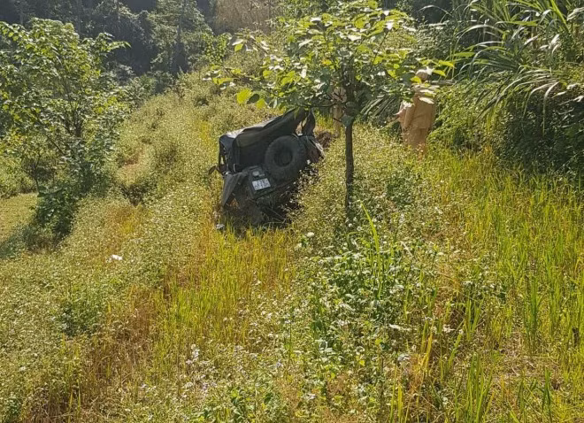 4 người khác bị thương gồm: ông Trần Nhân Triết (SN 1958, chồng bà Tuyết); Trần Công Thịnh (SN 1994, con trai bà Tuyết); Nguyễn Đăng Duy (SN 1998, con trai bà Tuyết); anh Sùng Mí Quả (lái xe).