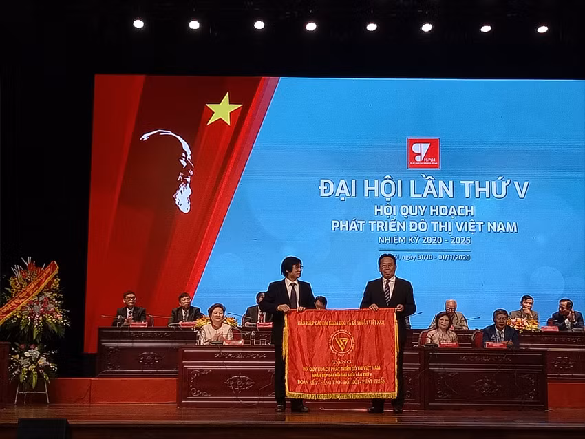 Ong Tran Ngoc Chinh tiep tuc duoc bau lam Chu tich VUPDA khoa V nhiem ky 2020-2025-Hinh-2