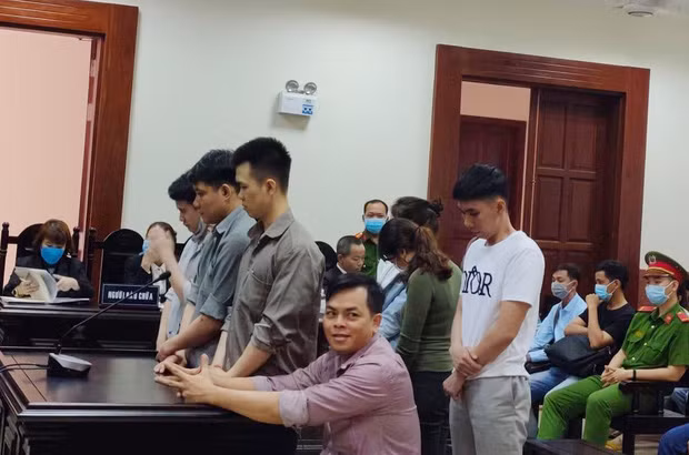 Dai gia vang Phuc XO bi teo co chan... duoc giam 2 nam an-Hinh-2