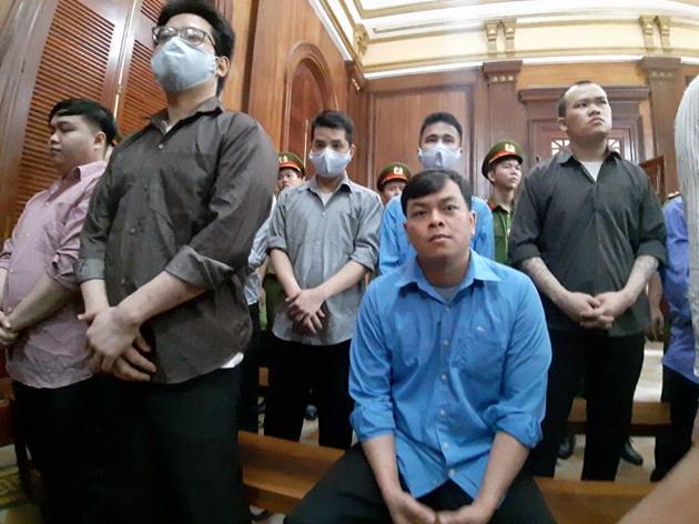 Sau khi cân nhắc toàn bộ bản án và những diễn biến tại phiên tòa, HĐXX nhận thấy các bị cáo đã được cấp sơ thẩm tuyên đúng người, đúng tội. Riêng Phúc XO đang bị teo cơ chân, hiện cũng đang nộp xong tiền phạt bổ sung nên HĐXX quyết định giảm án cho bị cáo từ 12 năm tù xuống 10 năm. Đồng phạm Nguyễn Thị Mộng Đang cũng được tòa giảm từ 9 tháng tù xuống còn 3 tháng 6 ngày tù, được trả tự do ngay tại tòa.