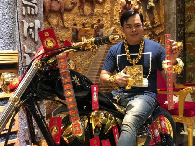 Khám xét nhà của Phúc ở xã Bà Điểm, huyện Hóc Môn, cảnh sát tìm thấy trong phòng Trần Ngọc Tài có 20 viên thuốc lắc, 10 gói ketamin; súng công cụ hỗ trợ, đạn, kiếm, bình xịt hơi cay, áo giáp... Tài khai số ma túy này mua về để sử dụng, không bán hay chia cho ai. Còn các công cụ hỗ trợ khác anh ta mua trên mạng và chưa sử dụng lần nào. Tài cũng không biết việc anh trai mình tổ chức cho khách hát karaoke sử dụng ma túy.