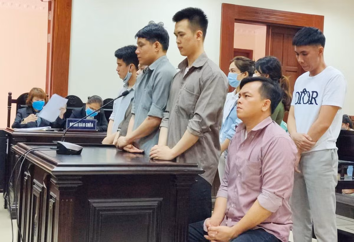 Sau khi kết thúc phiên tòa sơ thẩm, Phúc XO và 4 đồng phạm kháng cáo xin giảm nhẹ hình phạt, 2 nữ bị cáo Quỳnh - Đang và Sang xin được hưởng án treo. Tại phiên tòa phúc thẩm, Phúc XO không thể tự đi mà phải nhờ vào sự hỗ trợ của người khác, theo đó, Phúc có dấu hiệu bị teo cơ chân từ sau phiên xét xử sơ thẩm nên không thể đi lại. Phúc được ngồi trả lời trong toàn bộ phiên tòa phúc thẩm.