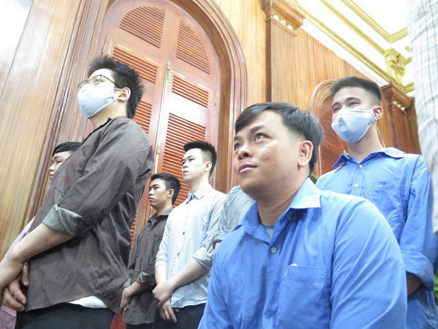 Trả lời HĐXX, Phúc XO cho biết bản án 12 năm tù mà cấp sơ thẩm đã tuyên trước đó là quá nặng đối với bị cáo, Phúc cũng đang bị teo cơ chân, phải ngồi xe lăn, nên Phúc mong tòa xem xét giảm nhẹ để bị cáo sớm được về nhà.