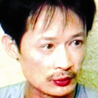 Cái tên Khánh "trắng" bắt nguồn từ nước da quanh năm suốt tháng trắng bủng của gã giang hồ, đi kèm với những tội ác mà bất cứ người dân lương thiện nào cũng khiếp sợ.