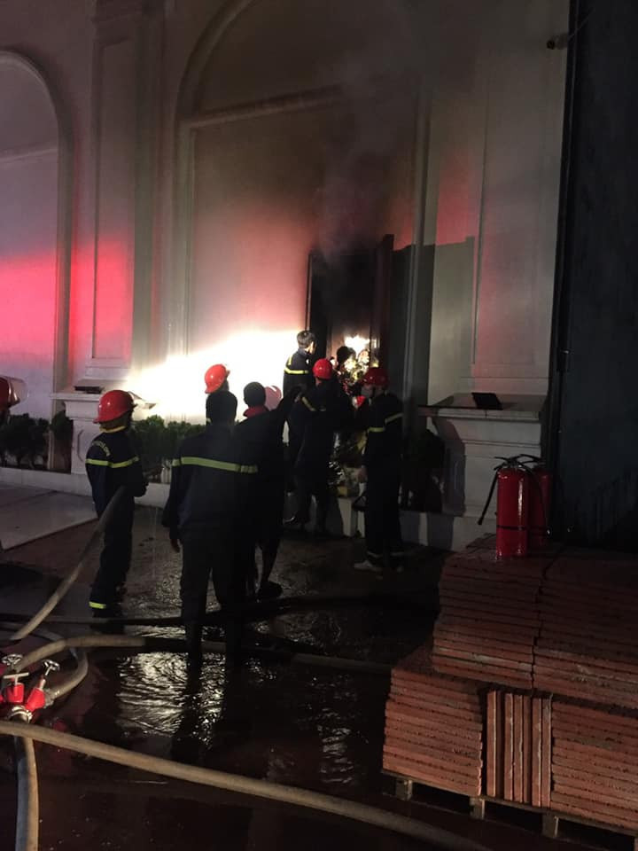 Đến khoảng 2h sáng 3/11, lực lượng chức năng mới phá được tường quán bar để thực hiện công tác cứu hộ, cứu nạn và khống chế ngọn lửa. Bước đầu lực lượng chức năng xác định có 3 nữ dancer bị mắc kẹt và tử vong. 3 cô gái này được chủ quán thuê về dự tiệc sinh nhật của quán. 