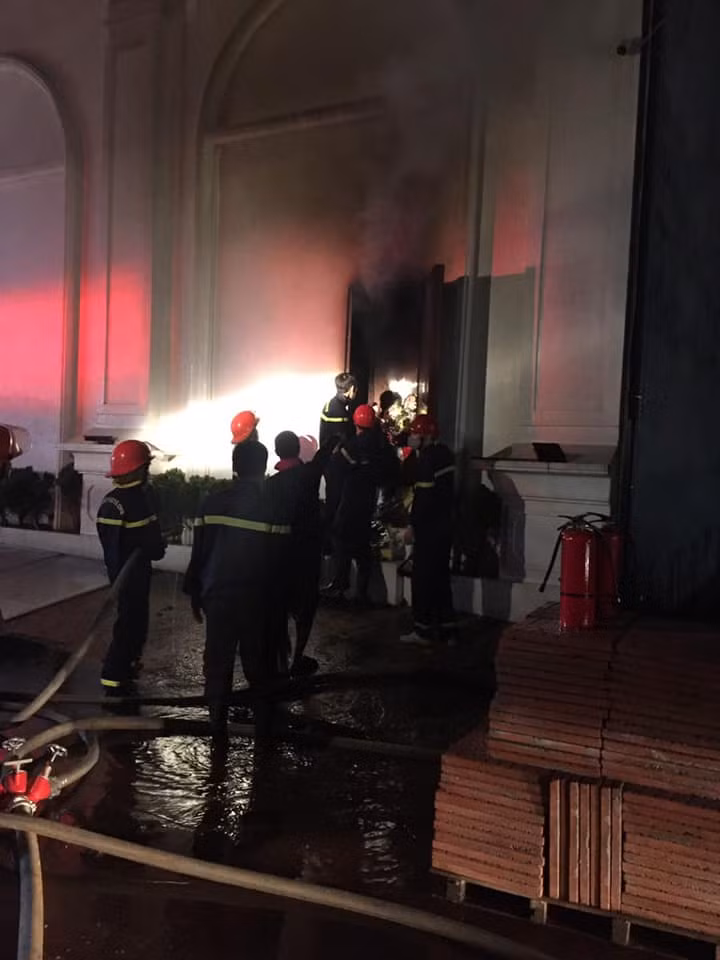 Đến khoảng 2h sáng 3/11, lực lượng chức năng mới phá được tường quán bar để thực hiện công tác cứu hộ, cứu nạn và khống chế ngọn lửa. Bước đầu lực lượng chức năng xác định có 3 nữ dancer bị mắc kẹt và tử vong. 3 cô gái này được chủ quán thuê về dự tiệc sinh nhật của quán. 