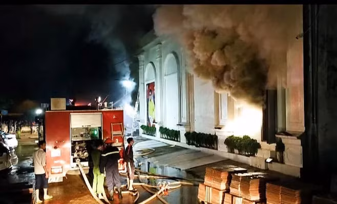 Nguyên nhân ban đầu được xác định, trong quá trình hoạt động, quán có đốt pháo điện và bén vào bóng bay bơm khí hydro treo trên trần, dẫn tới quả bóng phát nổ và cháy. 