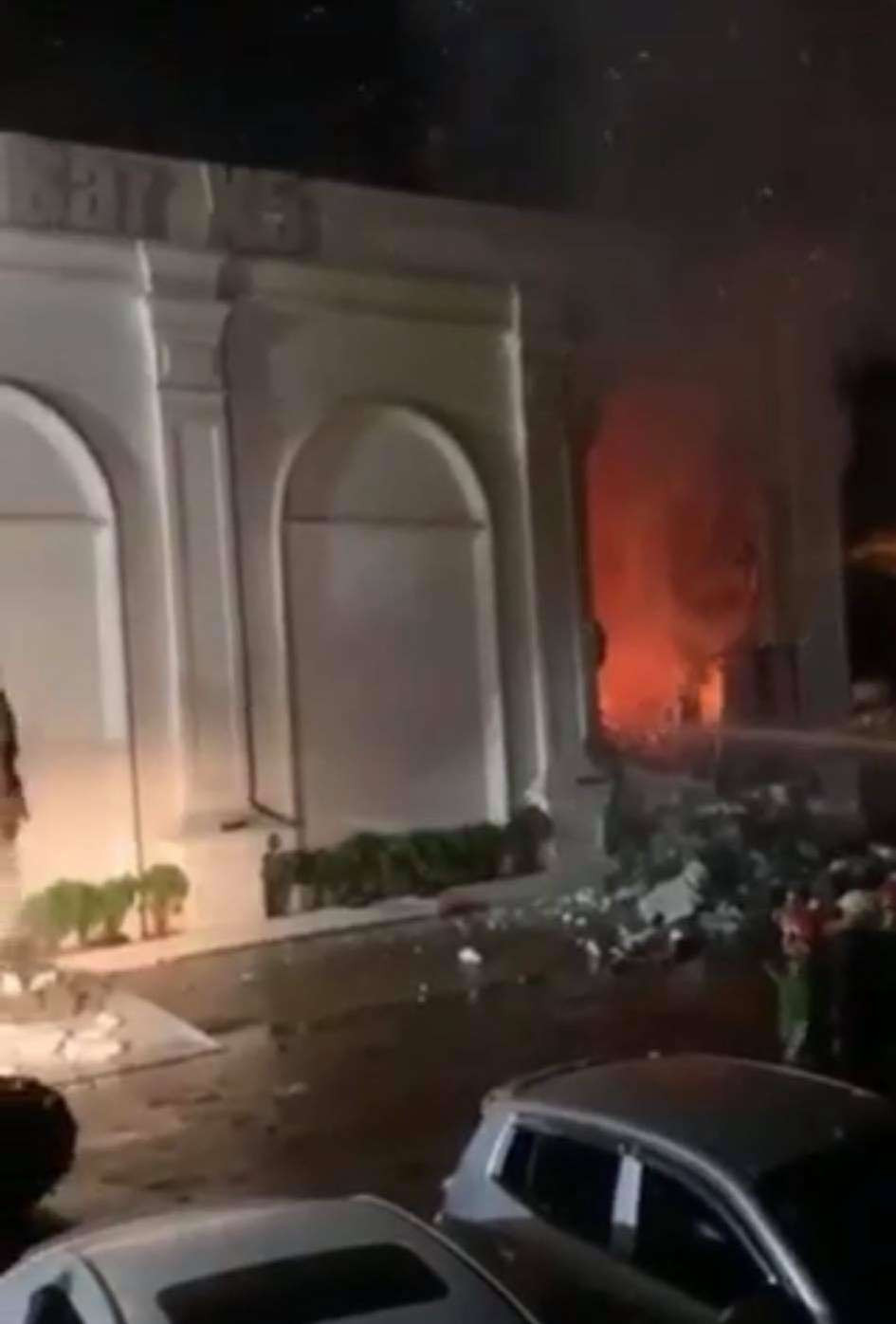 Tuy nhiên, do quán bar X5 được xây dựng cách khá xa khu dân cư, khá kiên cố với chỉ duy nhất một cửa ra vào và lượng khói lớn từ đám cháy tỏa ra mù mịt khiến công tác cứu hộ, cứu nạn gặp nhiều khó khăn. 