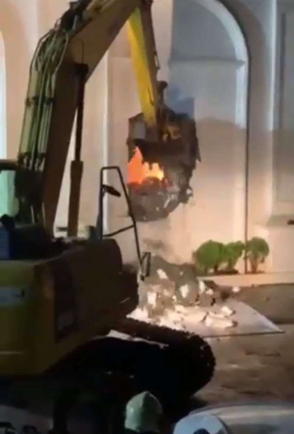 Thông tin ban đầu, khoảng 23h30 ngày 2/11, tại quán bar X5 tại thị trấn Tứ Trưng, huyện Vĩnh Tường đã xảy ra hỏa hoạn. Ngay sau khi vụ cháy xảy ra, lực lượng chức năng đã kịp thời có mặt tại hiện trường với đầy đủ các phương tiện phục vụ công tác phòng cháy chữa cháy, cứu hộ, cứu nạn.