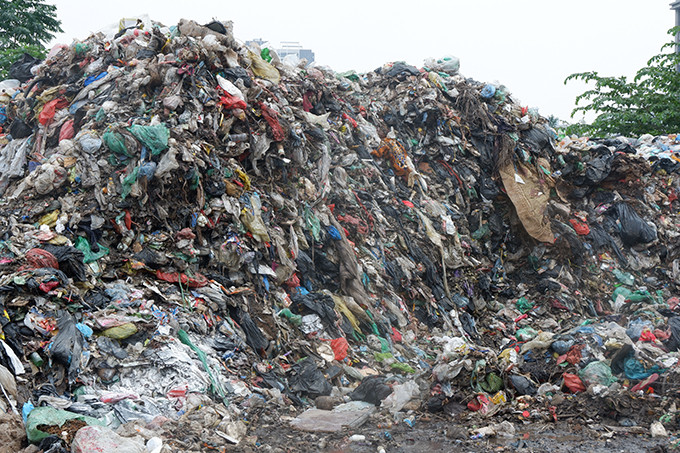 Thời gian gần đây, nhiều hộ dân sinh sống và kinh doanh trong vùng ảnh hưởng bán kính 500m của điểm tập kết rác thải tự phát trong đất dự án Khu Đô thị mới Cầu Giấy trên đường Phạm Văn Bạch bức xúc vì phải chịu đựng mùi hôi thối nồng nặc mỗi giờ. Không những vậy khu đất này có cả bãi giữ xe trái phép... khiến nhiều người cảm thấy bức xúc. 