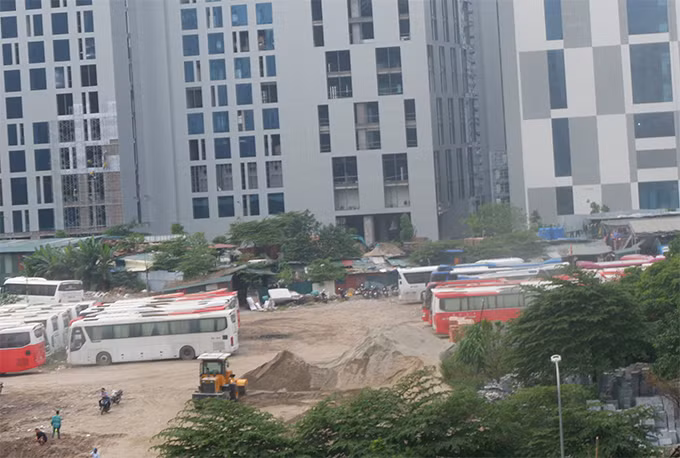 Tuy nhiên, cho đến nay (ngày 4/11/2020), theo quan sát của PV Kiến Thức, bãi trông giữ xe "khủng" trái phép ở nơi đây vẫn ngang nhiên hoạt động như không có chuyện gì xảy ra.