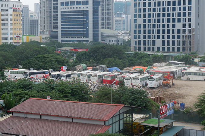Trước đó, Báo Kiến Thức có đăng tải bài viết "Bãi xe "khủng" đối diện công viên Cầu Giấy: Có phép hay không?" và bài "Phớt lờ chỉ đạo của quận Cầu Giấy, phường Yên Hòa xử lý bãi xe không phép trên giấy?" phản ánh của độc giả về một bãi xe được cho là tự phát nằm luôn trên khu đất này nhưng không thấy cơ quan chức năng vào cuộc xử lý. 