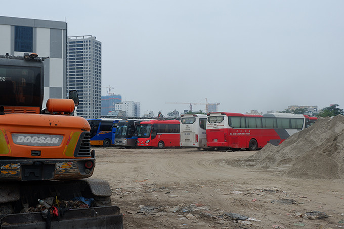 Về việc này, UBND quận Cầu Giấy đã chỉ đạo UBND Yên Hòa kiểm tra, xử lý theo quy định; theo Báo cáo số 62/BC-UBND ngày 19/6/2020 của UBND phường Yên Hòa về việc xử lý thông tin báo nêu tại ô đất D30 Khu đô thị mới Cầu Giấy, phường Yên Hòa, quận Cầu Giấy, kết quả giải quyết cụ thể như sau: