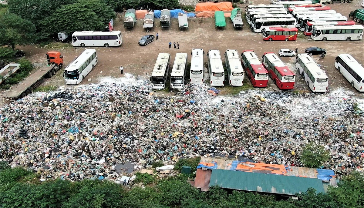 Ông Tuấn cho biết thêm: "Trong những ngày qua, khi xảy ra sự cố tại bãi rác Nam Sơn khiến lượng rác tập trung tại điểm tập kết rất lớn. Ngoài ra, lượng rác phát sinh mỗi ngày cũng rất lớn nên khi kiểm tra, các đơn vị sẽ không làm ảnh hưởng đến các hoạt động sản xuất và đi lại của công ty. Đơn vị sẽ kiểm tra toàn bộ số xe chở rác của công ty".
