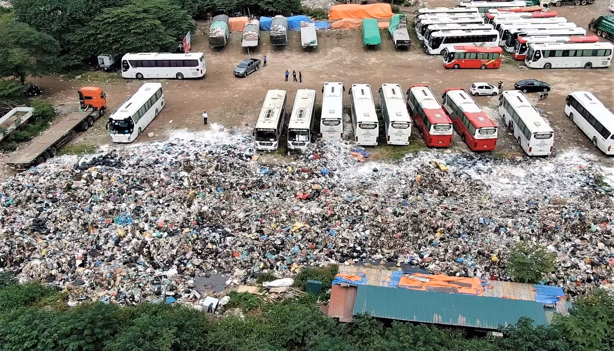 Ông Tuấn cho biết thêm: "Trong những ngày qua, khi xảy ra sự cố tại bãi rác Nam Sơn khiến lượng rác tập trung tại điểm tập kết rất lớn. Ngoài ra, lượng rác phát sinh mỗi ngày cũng rất lớn nên khi kiểm tra, các đơn vị sẽ không làm ảnh hưởng đến các hoạt động sản xuất và đi lại của công ty. Đơn vị sẽ kiểm tra toàn bộ số xe chở rác của công ty".