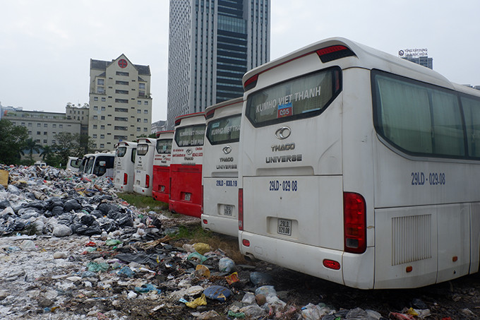 Tại bãi xe, lượng xe thường trực tại đây tương đối lớn, luôn dao động ở mức vài chục xe nằm tạm bợ trên bãi đất trống đang chờ dự án triển khai. Nhận được phản ánh từ Báo Kiến Thức, UBND quận Cầu Giấy đã có văn bản trả lời. 