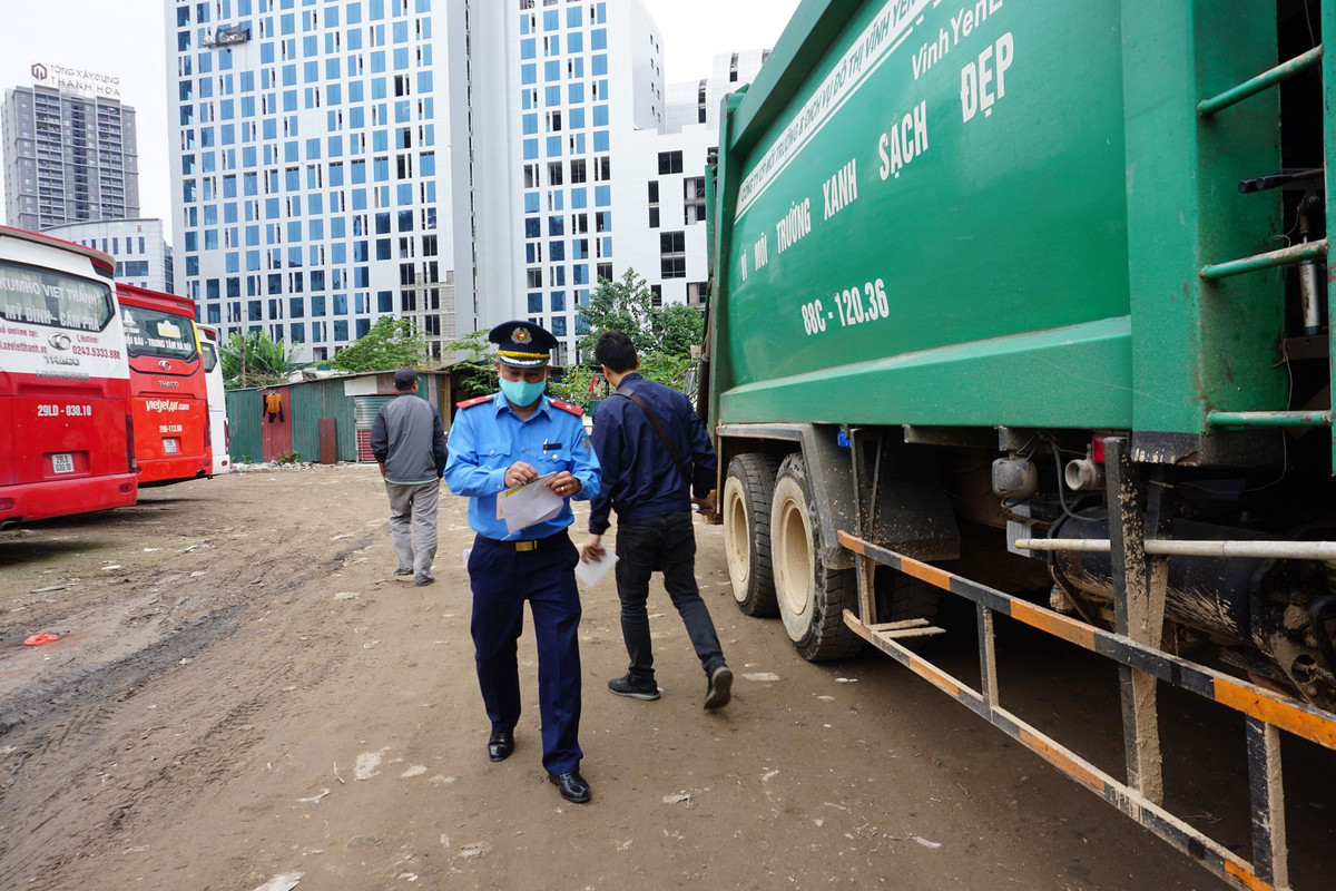 “Nui rac” thai boc mui hoi thoi nam trong bai giu xe 