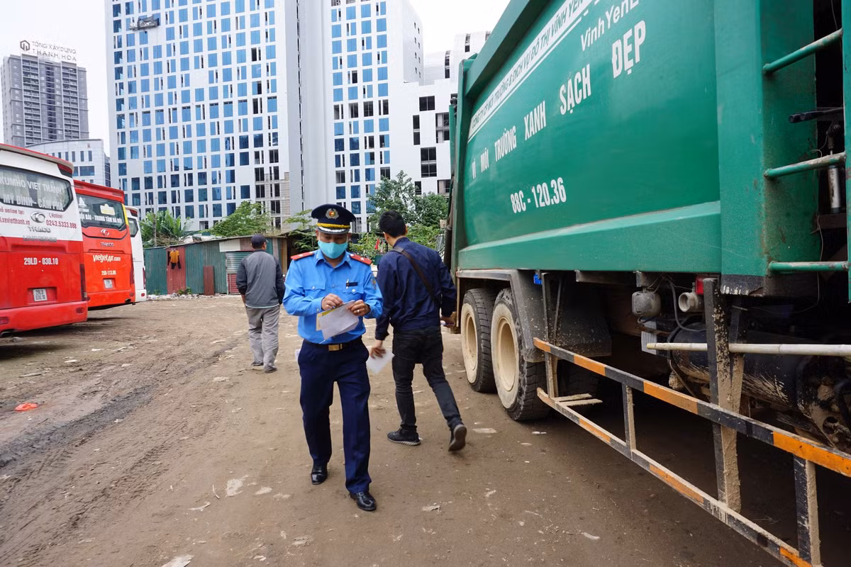 “Nui rac” thai boc mui hoi thoi nam trong bai giu xe 