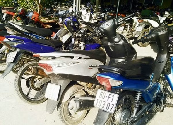  2. Bốn thiếu niên gây ra hàng loạt vụ cướp trong đêm: Ngày 3/11, Công an TP Biên Hòa, tỉnh Đồng Nai đang tạm giữ hình sự Nguyễn Gia Huy (17 tuổi), Nguyễn Gia Tự (15 tuổi), Nguyễn Hữu Thiện (15 tuổi) và Lê Hữu Lĩnh (16 tuổi), cùng ngụ TP Biên Hòa để điều tra về hành vi cướp tài sản. Đây là nhóm thiếu niên chuyên dùng hung khí tấn công người đi đường tại các huyện thị, thành phố trên địa bàn tỉnh Đồng Nai để cướp xe máy. Nhóm này còn sẵn sàng tấn công nạn nhân khi bị kháng cự. 