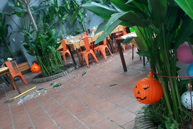  3. Hỗn chiến kinh hoàng tại nhà hàng nhiều người bị thương: Ngày 3/11, Công an quận Tân Phú, TP HCM đang điều tra, truy xét vụ hai băng nhóm hỗn chiến kinh hoàng tại nhà hàng Vua Biển 68 trên đường Lê Trọng Tấn, phường Sơn Kỳ. Vụ hỗn chiến khiến một số người trong hai nhóm bị thương khá nặng, được đưa lên xe máy chở đi cấp cứu. 