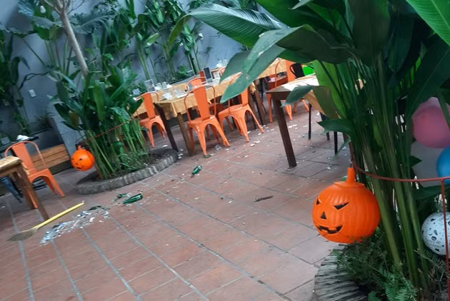  3. Hỗn chiến kinh hoàng tại nhà hàng nhiều người bị thương: Ngày 3/11, Công an quận Tân Phú, TP HCM đang điều tra, truy xét vụ hai băng nhóm hỗn chiến kinh hoàng tại nhà hàng Vua Biển 68 trên đường Lê Trọng Tấn, phường Sơn Kỳ. Vụ hỗn chiến khiến một số người trong hai nhóm bị thương khá nặng, được đưa lên xe máy chở đi cấp cứu. 