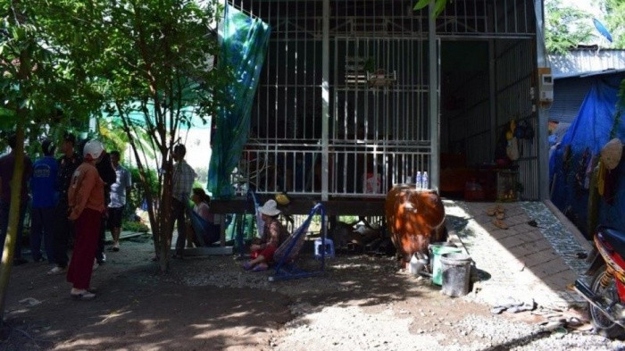  4. Đứng xem bắt thuốc lá lậu, người phụ nữ trúng đạn cao su: Ngày 3/11, Công an tỉnh An Giang đã có thông tin chính thức với báo chí về trường hợp người dân bị trúng đạn cao su trong lúc lực lượng chức năng đang làm nhiệm vụ. Trong quá trình tổ công tác làm nhiệm vụ bảo vệ tang vật, một đồng chí thuộc lực lượng Trung đoàn Cảnh sát Cơ động đã bị trượt chân làm cướp cò cây súng bắn đạn cao su và trúng vào cánh tay phải của chị Nguyễn Thị Diễm Kỳ (SN 1997, ngụ tại tổ 5, ấp Tân Định), làm xây xát nhẹ. 