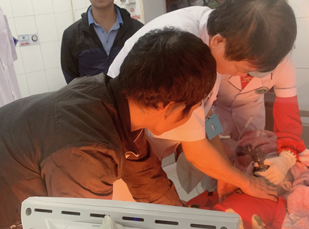  5. Bé trai 2 tuổi đuối nước khi mẹ đi chợ vắng nhà: Ngày 3/11, Trung tâm Y tế huyện Can Lộc (Hà Tĩnh) cho biết, một bé trai 2 tuổi đã tử vong do đuối nước trước khi được đưa đến phòng cấp cứu. Ngày 3/11, tại thôn Đông Huề, bé trai là Võ Đỗ B.A bị ngã xuống nước tử vong. Một người thân của gia đình cho biết, mẹ cháu B.A gửi con cho bà để đi chợ, vì nước lũ chưa rút hết nên đã xảy ra tai nạn đuối nước thương tâm. 